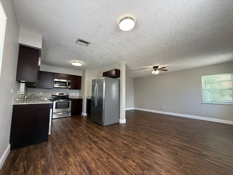 Building Photo - 2 Bed/1 Bath - Unit 8
