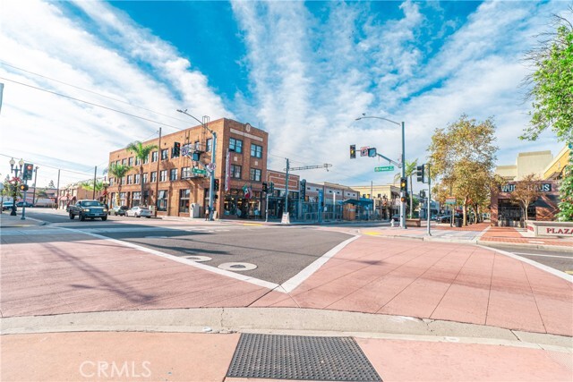 Building Photo - 450 E 4th St