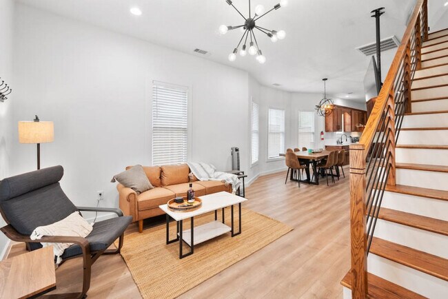 Building Photo - 921 E Hattie St