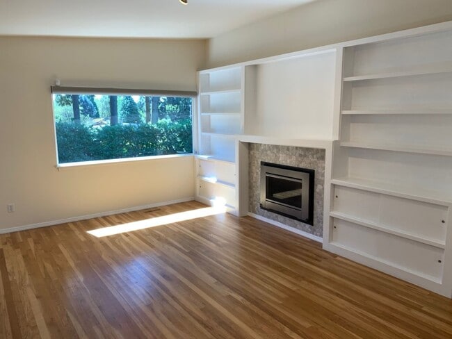 Building Photo - Beautiful and spacious 3 bed + office area...