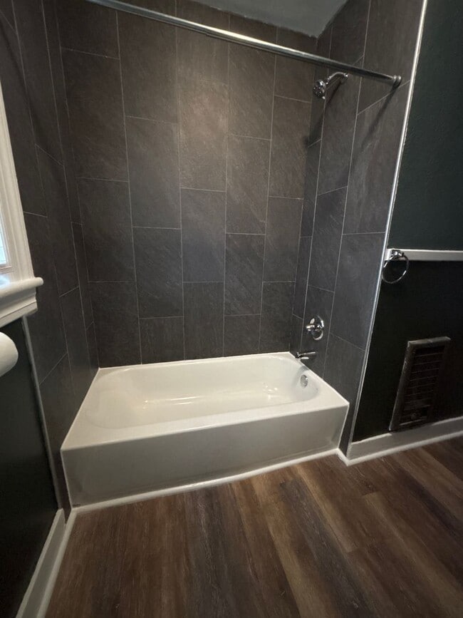 Building Photo - 4 Bedroom House / South Jackson