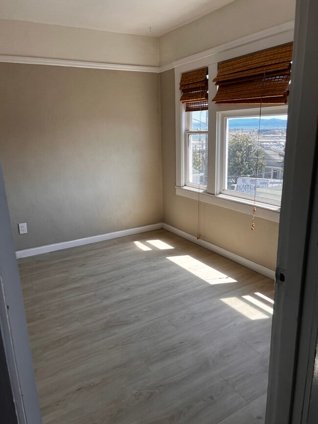 Building Photo - 1354 Palou Ave