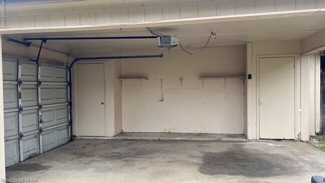 Building Photo - 6804 S Creek Dr