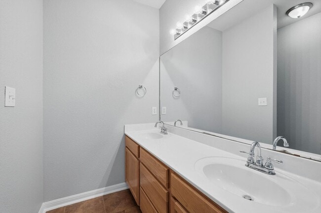 Building Photo - Freshly Painted Spacious 4 Bedroom!