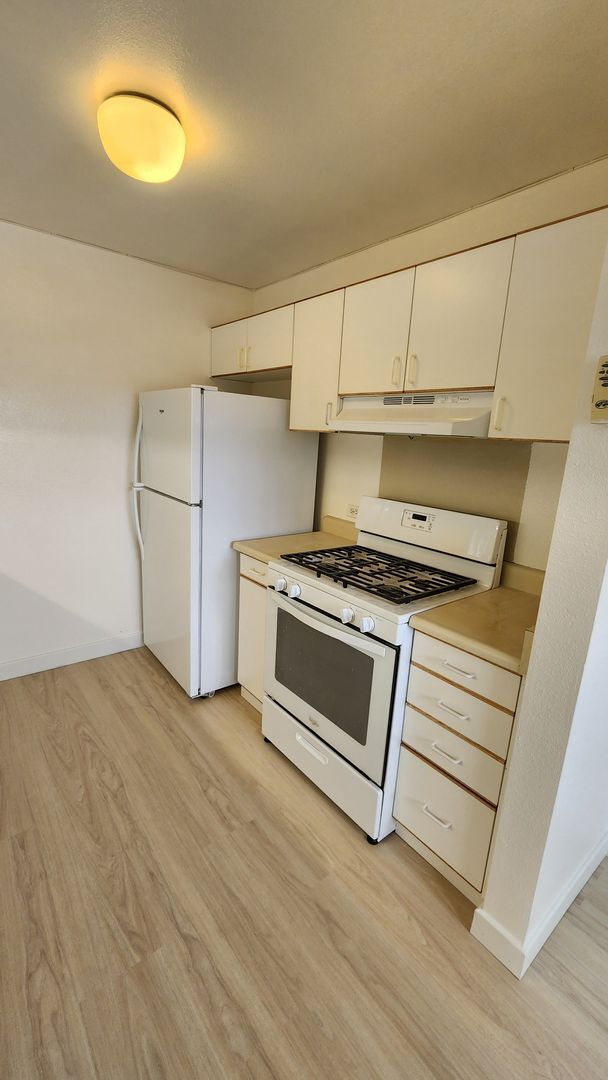 Building Photo - Partially Remodeled 1/1/1 in West Loch Fairways