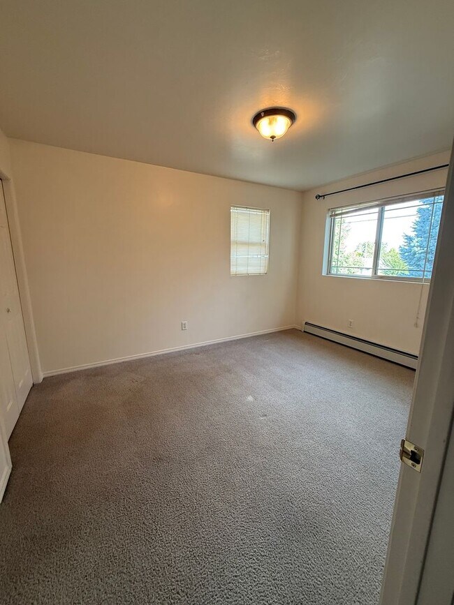 Building Photo - 3 Bedroom End Unit
