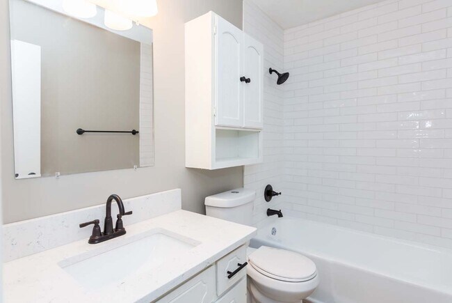 Building Photo - 10 Greenhaven Pl