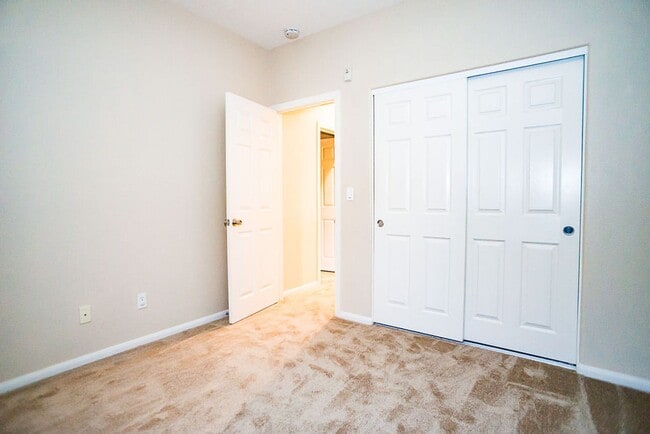 Building Photo - Beautiful townhome in Mission Valley!  Ava...