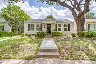 Building Photo - Pristine 2 Bed, 1 Bath Home for Rent in the Cultural District- 76107