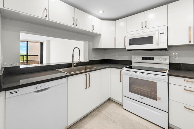 Building Photo - 2555 Collins Ave