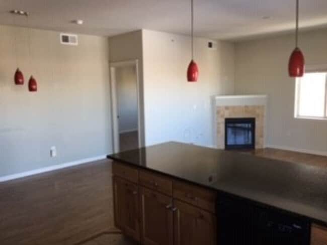 Building Photo - Stunning Clocktower Penthouse Condo with mountain views!