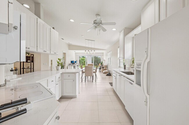 Building Photo - 10853 SW Elsinore Dr