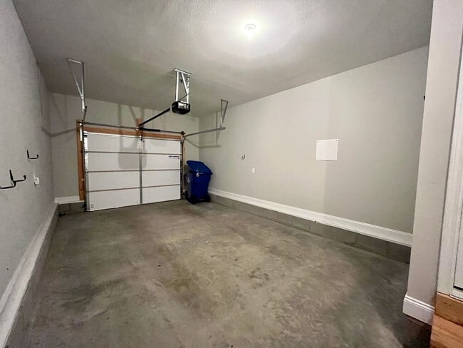 Building Photo - ** COMING SOON ** Beautiful Large Home in Great Location