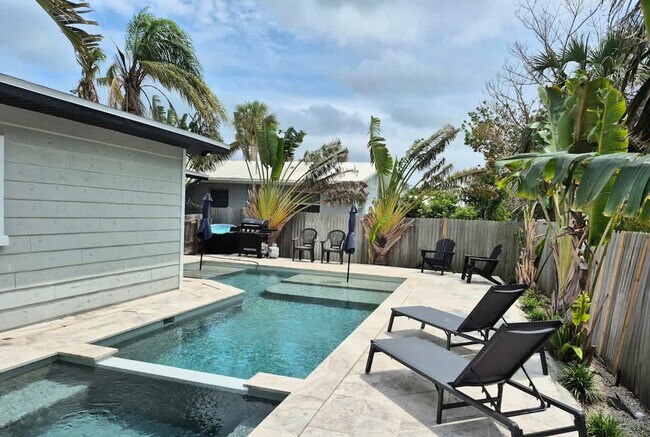 Building Photo - 613 Fern St