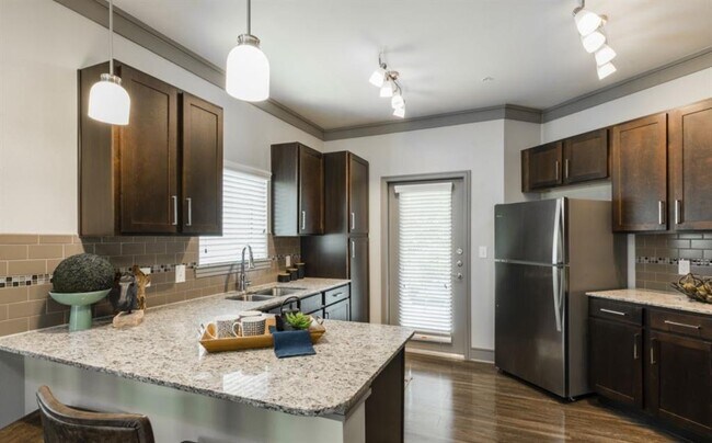 Building Photo - 2101 Kingsley Dr