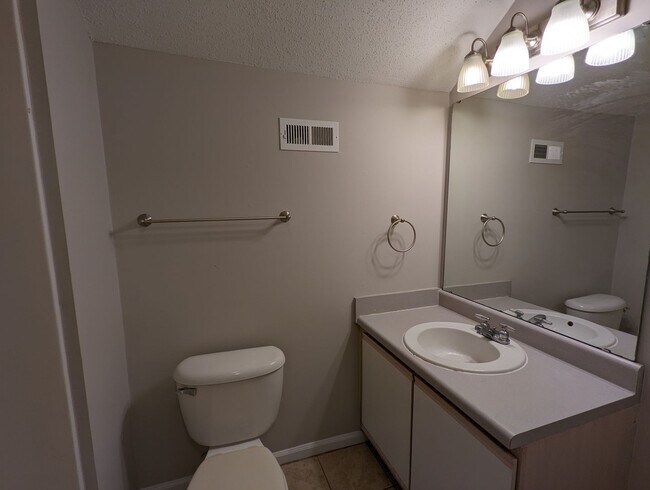 Building Photo - 706 Sykes St