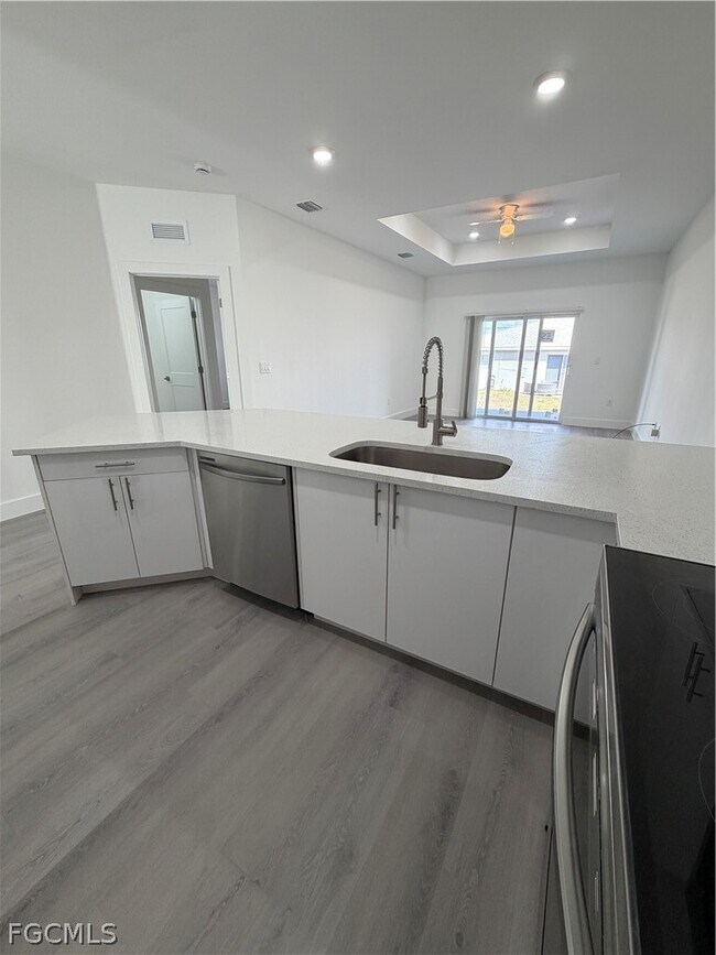 Building Photo - 723 Ivan Ave S