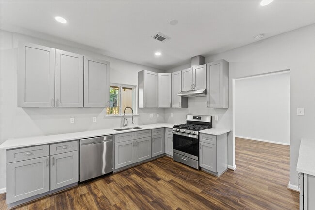 Building Photo - 4826 Brooklawn Dr