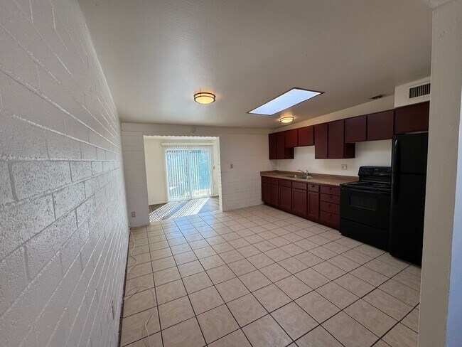Building Photo - 2Bdm 1 Bath, Washer/Dryer Hookups, Will no last long!