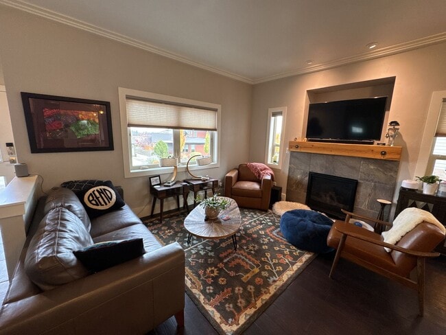 Building Photo - FULLY FURNISHED ALL-INCLUSIVE STUNNING HOM...