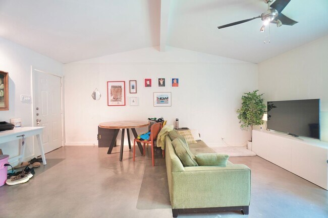 Building Photo - 1117 Mariposa Dr