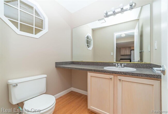 Building Photo - 5652 Drake Hollow Dr E