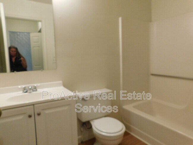 Building Photo - 215 Greenbrier Ave