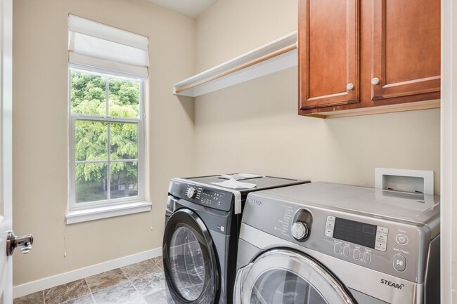 Building Photo - Beautiful 3 bed, 2.5 bath rental home in O...