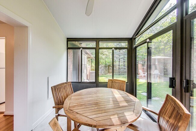 Building Photo - 3 bedroom/2 bath Light Filled Home Located in a Quiet Cul-de-Sac