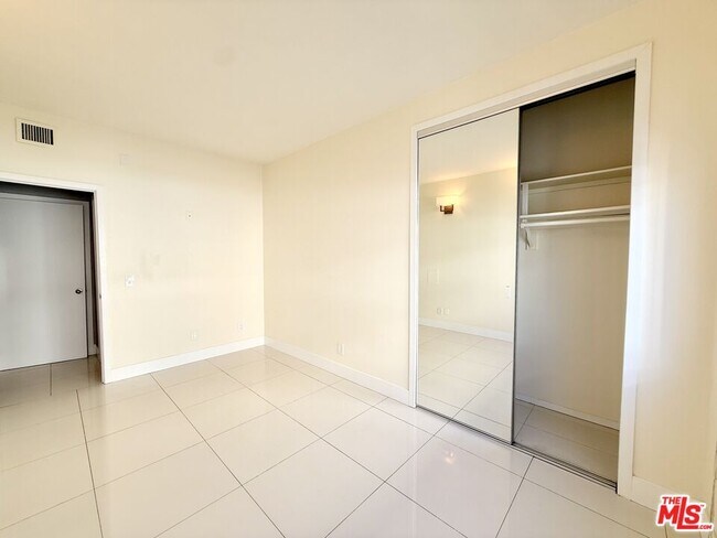 Building Photo - 121 S Palm Dr