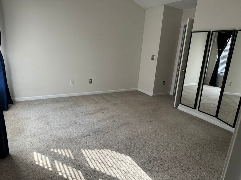 Master Bedroom - 1833 Willow Branch Ln