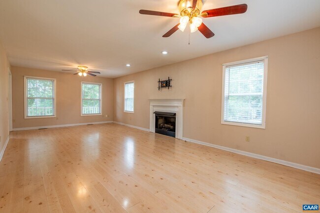 Building Photo - 497 Sunset Dr
