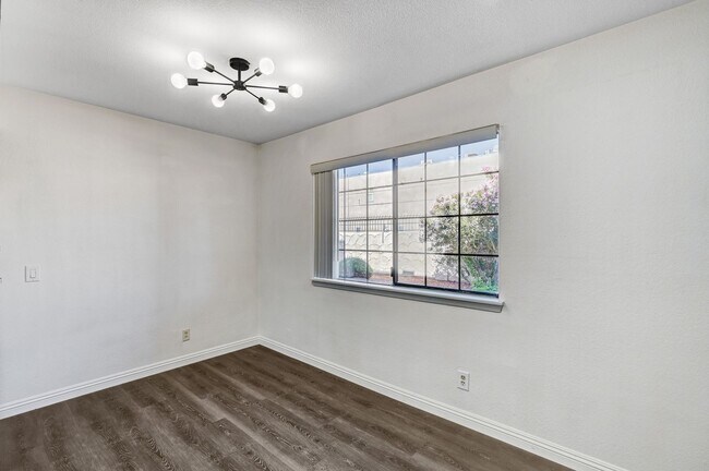 Building Photo - Clean and Ready to Move-in