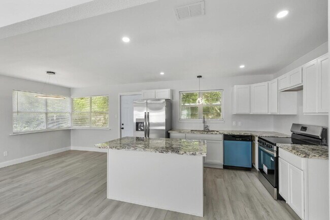 Building Photo - Modern 3-Bedroom Townhome Near Downtown, I...