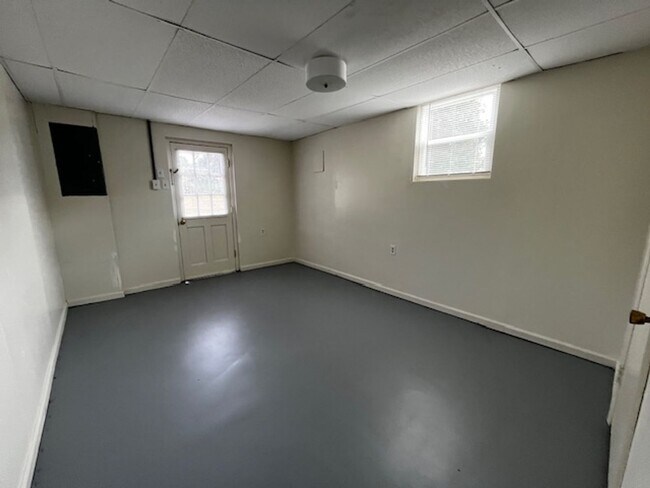 Building Photo - 4 Bedroom 2.5 Bath House with Garage and B...