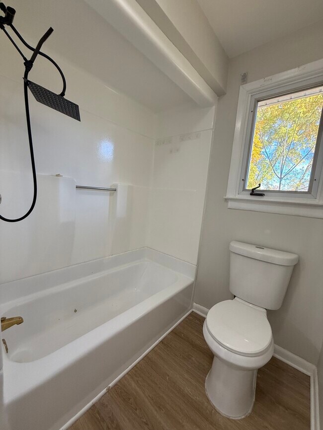 Building Photo - 205 Mardale Dr