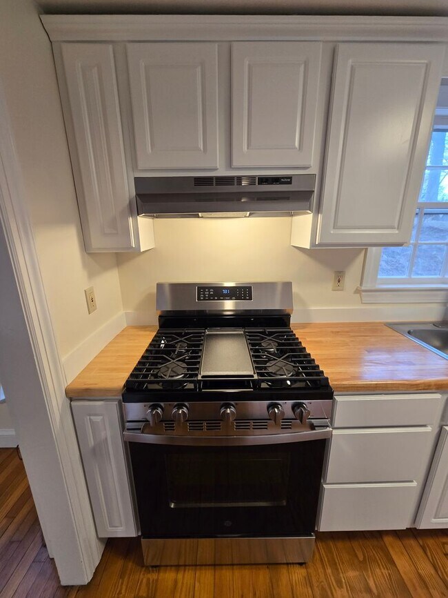 Building Photo - 5 Hillside Ave