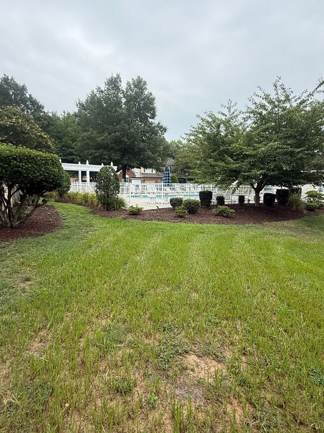 Building Photo - Lovely 2 Bedroom 2.5 Bathroom Located in V...