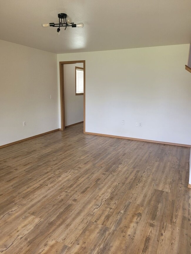 Building Photo - August Rent FREE - 4 Bedroom / Triple Car Garage