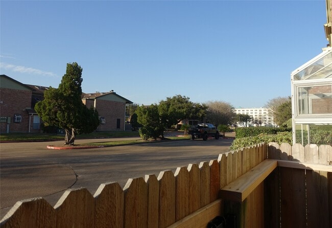 Building Photo - 18800 Egret Bay Blvd