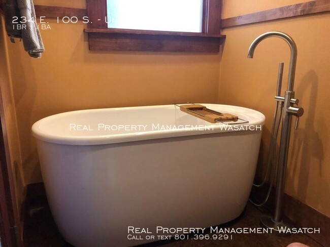 Building Photo - 1 Bedroom 1 Bathroom Unit at The Hollywood!