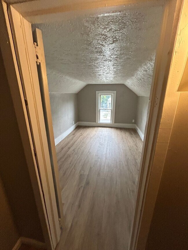 Building Photo - Coming Soon! Section 8 Accepted! Renovatio...