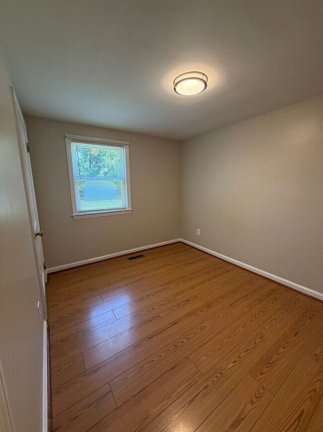 Building Photo - Charming Duplex Near Downtown Blacksburg