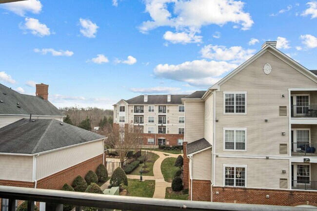 Building Photo - Modern Condo Living with Balcony and Great Location