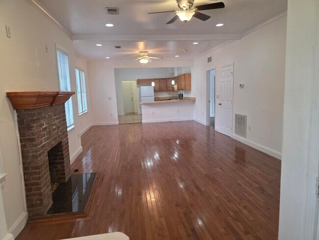 Building Photo - 3 Bedroom 3 Bath