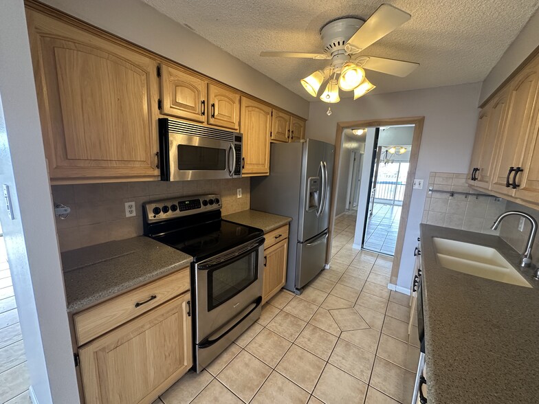 Building Photo - 411 Lakewood Cir