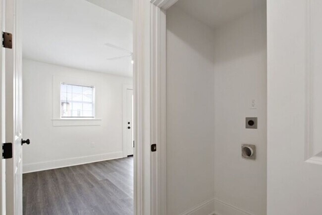 Building Photo - 3422 Lasalle St