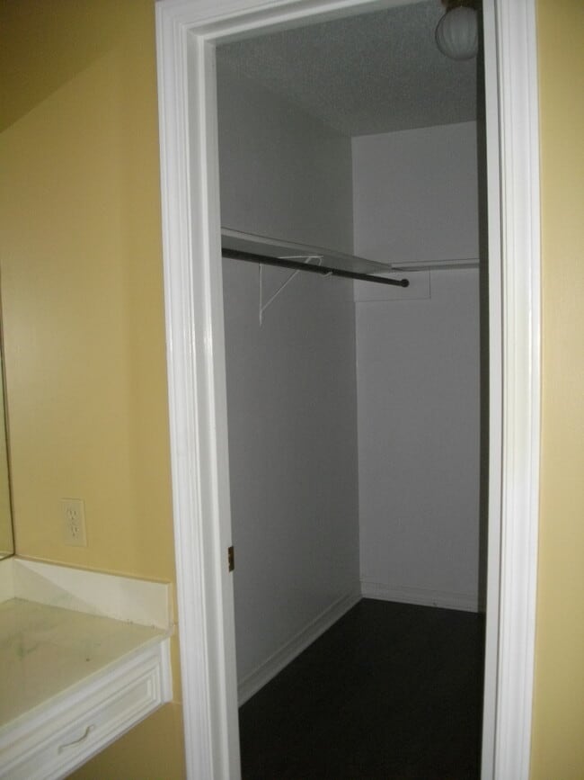 Building Photo - Large Townhouse One Block off Youree Drive and Southfield Road