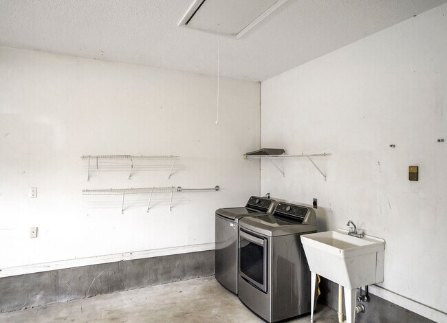 Building Photo - AVAILABLE 11/10... 3/2 with LARGE backyard!!