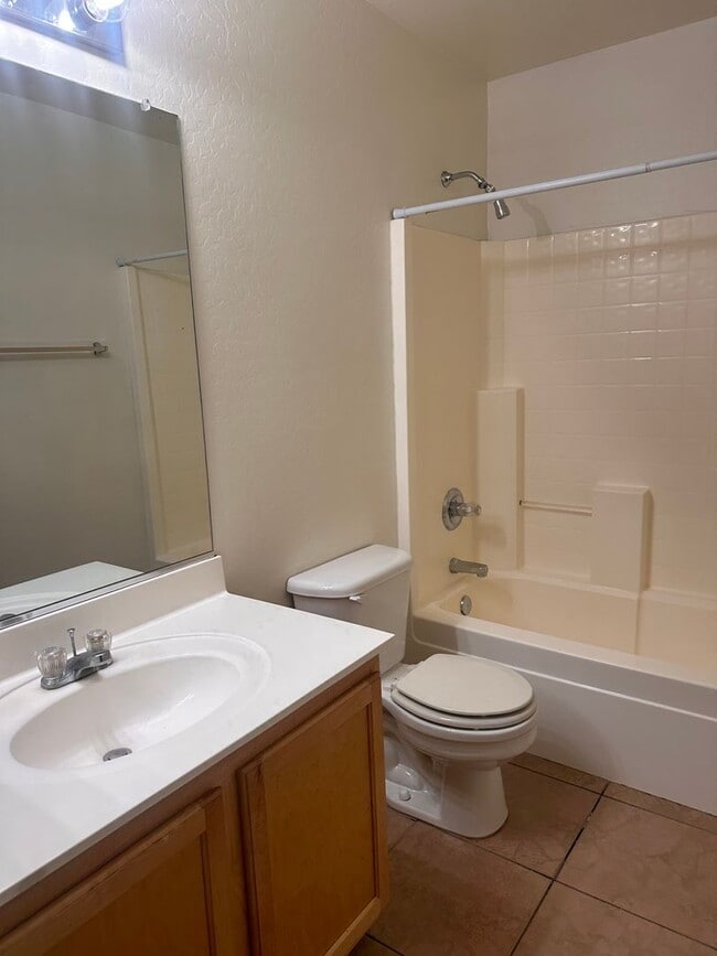 Building Photo - GREAT 4 BEDROOM 2 BATH HOME